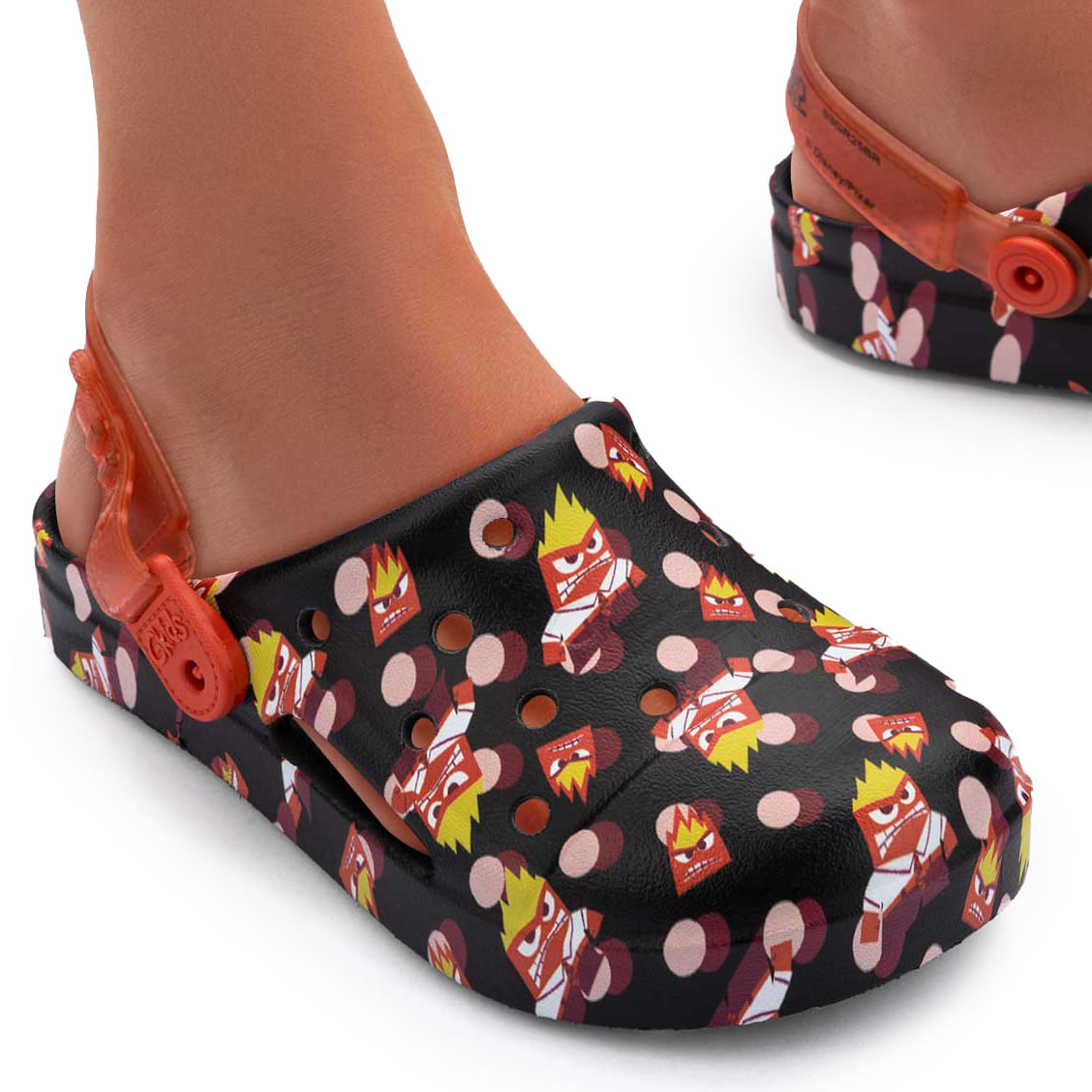 Close em babuche infantil feminino Grendene preto com estampa colorida e tira ajustável vermelha